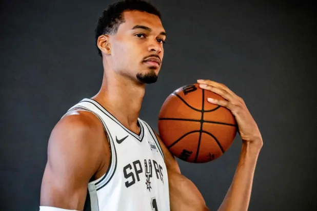 لاعب الارتكاز الدولي الفرنسي فيكتور ويمبانياما (أ.ف.ب)