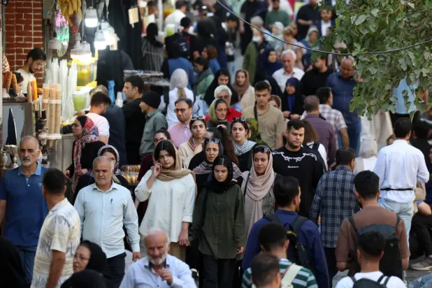 İranlılar dün Tahran'ın ana çarşısında alışveriş yapıyor (EPA)