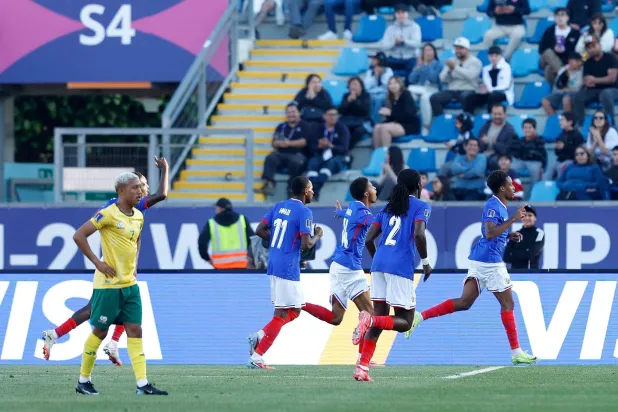 المنتخب الفرنسي يحتفل بفوزه على نظيره الجنوب أفريقي (أ.ف.ب)