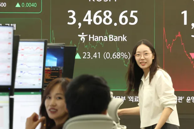 متداولون في غرفة التداول ببنك هانا في سيول (إ.ب.أ)