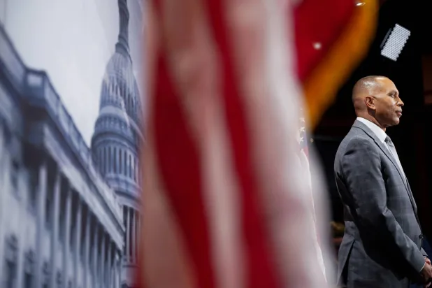 زعيم الأقلية في مجلس النواب حكيم جيفريز يحضر مؤتمراً صحافياً بعد اجتماع ترمب مع قادة الكونغرس من كلا الحزبين (رويترز)