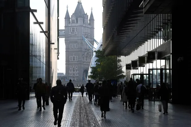 يمشي العمال باتجاه جسر البرج في لندن (رويترز)