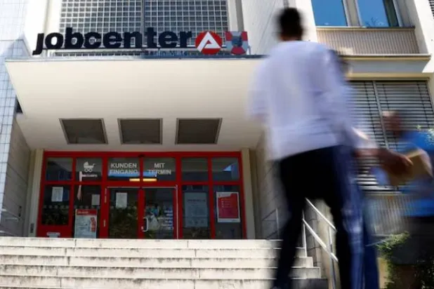 مدخل أحد مكاتب التوظيف في برلين (رويترز)
