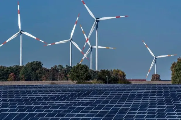 توربينات رياح بجانب محطة للطاقة الشمسية في ألمانيا (إكس)