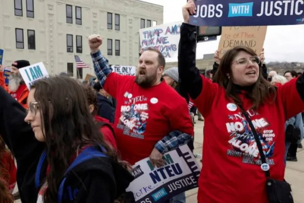 موظفو الحكومة الفيدرالية يهتفون خلال تجمع دعماً للخدمة المدنية في كانساس سيتي مارس 2025 (رويترز)