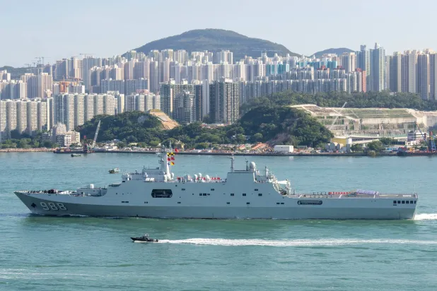 سفينة تمر من أمام ساحل ميناء «فيكتوريا هاربور» في جزيرة هونغ كونغ الصينية (أ.ب)