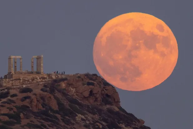 وهم بصري يجعل القمر أكبر حجماً (رويترز)