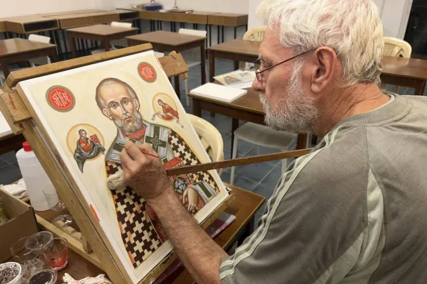 رحلة فنان يسعى إلى حفظ سرّ الأيقونة (المعهد الفنّي الأنطوني)