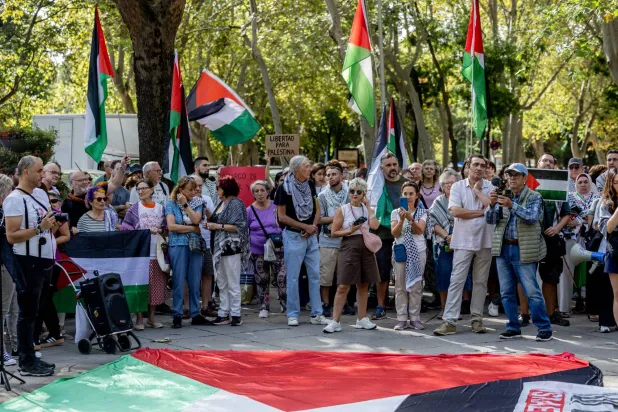 متظاهرون يحملون أعلاماً خلال مسيرة مؤيدة لفلسطين أمام وزارة الصحة في مدريد 21 سبتمبر 2025 (د.ب.أ)