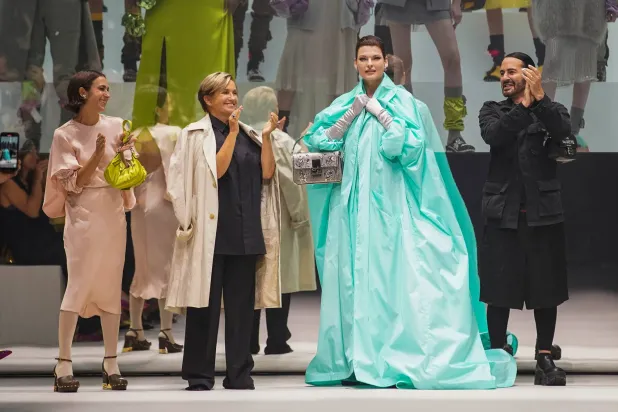 سيلفيا فندي مع العارضة ليندا إيفانجيليستا والمصمم مارك جاكوبس بعد عرضها لربيع وصيف 2023 (أ.ف.ب)