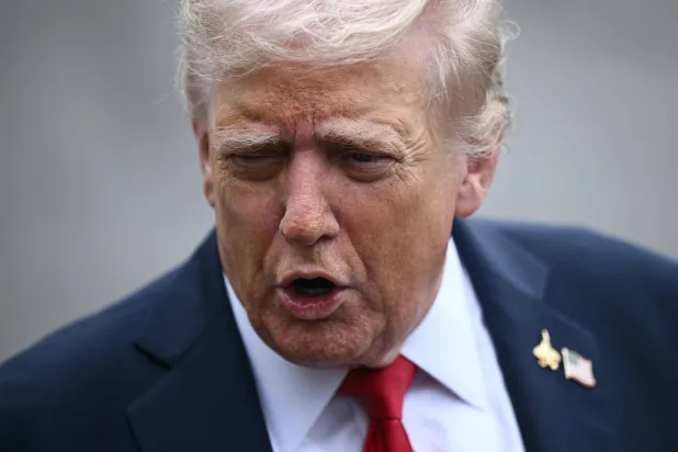 ترمب يتحدث إلى الصحافة قبل صعوده على متن طائرة «مارين وان» خلال مغادرته الحديقة الجنوبية للبيت الأبيض (أ.ف.ب)