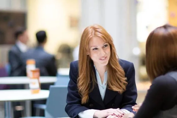 تعد طريقة تواصلك مع زملائك ومديرك والعبارات التي تتفوه بها أموراً شديدة الأهمية للحفاظ على مكانتك في العمل (رويترز)