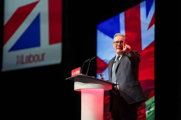 رئيس الوزراء البريطاني كير ستارمر يلقي كلمته الرئيسية في المؤتمر السنوي لحزب العمال البريطاني في مدينة ليفربول ببريطانيا 30 سبتمبر 2025 (رويترز)