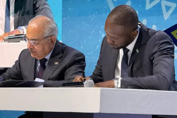 الشيراوي ومانساراي خلال توقيع اتفاقية انضمام سيراليون إلى منتدى الطاقة الدولي (إكس)