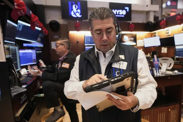 متداول يعمل في بورصة نيويورك (أ.ب)