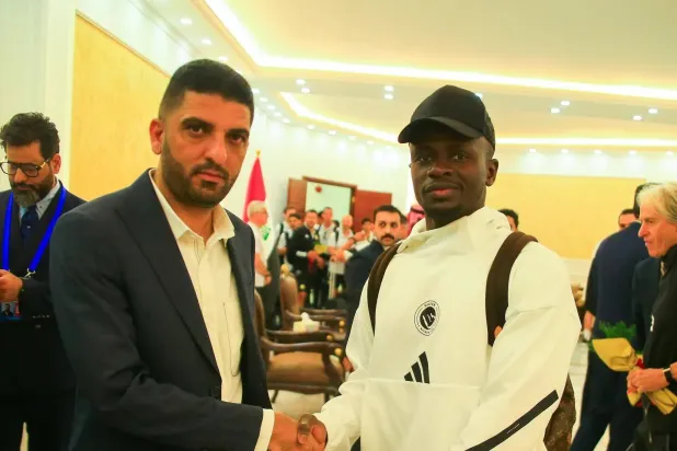 ساديو ماني برفقة بعثة النصر (نادي الزوراء)