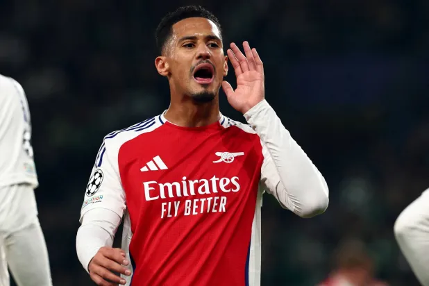 الفرنسي ويليام ساليبا مدافع آرسنال مدد عقده مع الفريق (رويترز)