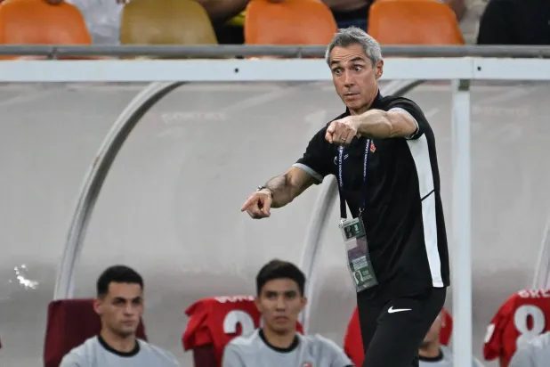 البرتغالي باولو سوزا، مدرب فريق شباب الأهلي الإماراتي (تصوير: علي خمج) 