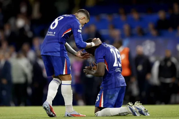 فرحة لاعبي تشيلسي بالفوز الصعب على بنفيكا (إ.ب.أ)