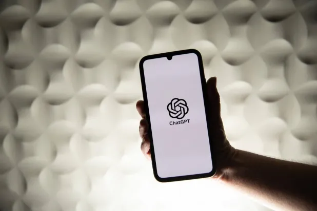 26 Şubat 2025'te Fransa'nın Bretonya bölgesindeki Kerlouan'da bir telefonun ekranında, OpenAI'ın yapay zeka aracı ChatGPT'nin logosu görünüyor (AFP)