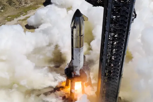 SpaceX, 22 Eylül 2025'te Teksas'taki Starbase tesisinde Starship roketinin statik ateşleme testini gerçekleştirdi (SpaceX)