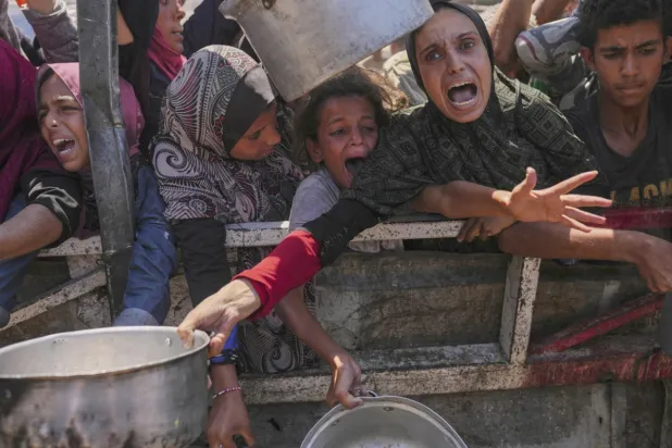 Gazze Şeridi'ndeki Filistinlilerin, Han Yunus'ta zaten yetersiz olan gıdayı paylaşmak için her gün çektikleri acı, 1 Eylül 2025 (AP)