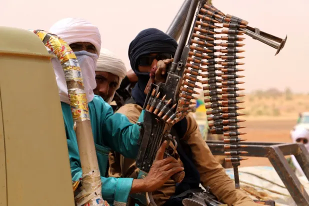 Menaka dışındaki çölde toplanan Mali'nin Azavad bölgesinde faaliyet gösteren silahlı siyasi hareket Azavad Kurtuluş Hareketi üyeleri, 14 Mart 2020 (AFP)