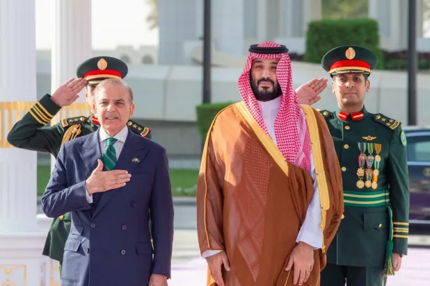 Suudi Arabistan Veliaht Prensi Muhammed bin Selman, Riyad'daki görüşmelerinden önce Pakistan Başbakanı Şahbaz Şerif'i karşılıyor (SPA)