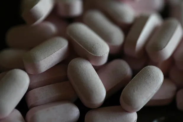 قد يعتقد البعض أن إضافة مكمل غذائي قد توفر حماية إضافية للقلب (أ.ف.ب)