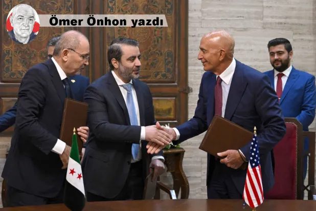 Solda  sağa Ürdün Dışişleri Bakanı Eymen Safadi, Suriye Dışişleri Bakanı Esad el-Şeybani ve  ABD'nin Suriye Özel Temsilcisi Tom Barrack  (AFP)