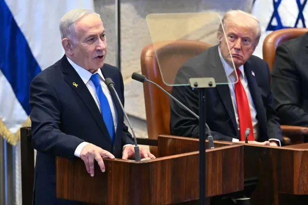 İsrail Başbakanı Netanyahu, ABD Başkanı Donald Trump'ın katılımıyla Knesset'te konuşmasını yaparken (AFP)