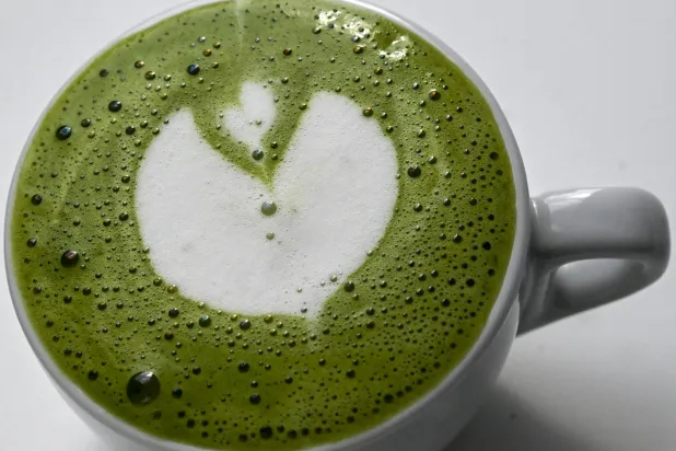 يحتوي الماتشا على تركيز عالٍ من الفلافونويدات وهي التي تمنحه خصائصه المضادة للأكسدة (رويترز)