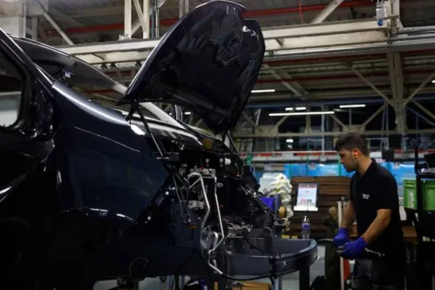 موظف يعمل على خط تجميع سيارات «رينو ترافيك» في مصنع ساندوفيل بفرنسا (رويترز)