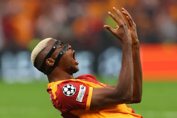 فيكتور أوسيمين يحتفل بهدفه في ليفربول (رويترز)