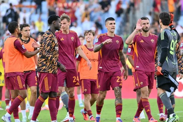 لاعبو نادي روما يحتفلون بعد الفوز في مباراة الدوري الإيطالي لكرة القدم بين روما وهيلاس فيرونا (أ.ف.ب)