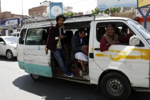 الحوثيون يعتزمون اعتماد نظام جديد يسمح لنصف سيارات الأجرة الجماعية بالعمل خلال اليوم (غيتي)