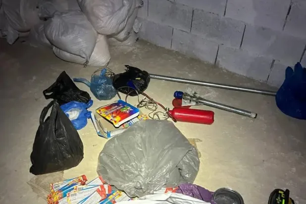 صورة نشرتها الشرطة الإسرائيلية لما قالت إنه صواريخ ومتفجرات وأدوات عثر عليها في رام الله