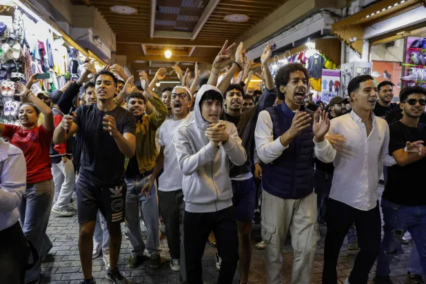 معترضان شعارهایی را برای بهبود خدمات در بخش‌های سلامت و آموزش سر دادند (AFP)