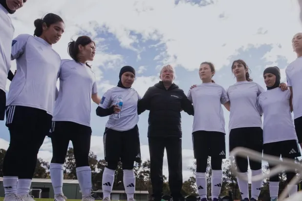 جانب من لاعبات منتخب اللاجئات الأفغانيات قبل بدء التدريبات (فيفا)