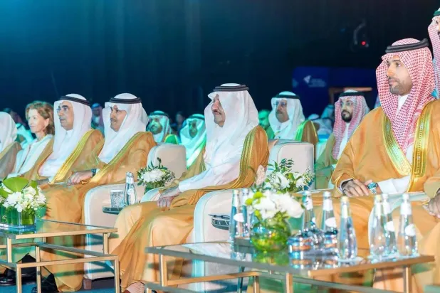 أمير المنطقة الشرقية وبجانبه وزير النقل والخدمات اللوجيستية خلال حفل انطلاق «المؤتمر السعودي البحري واللوجيستي»... (الشرق الأوسط)