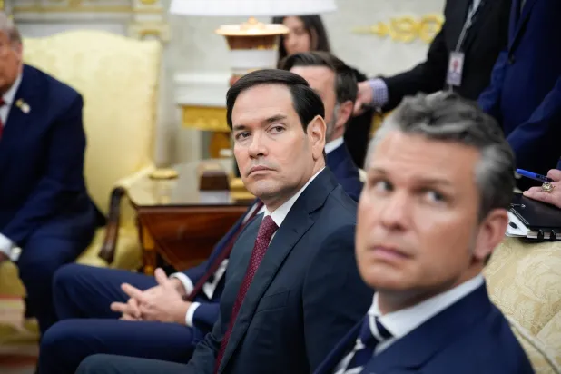 وزيرا الحرب والخارجية الأميركيان بيت هيغسيث وماركو روبيو خلال اجتماع بالبيت الأبيض في واشنطن العاصمة (إ.ب.أ)