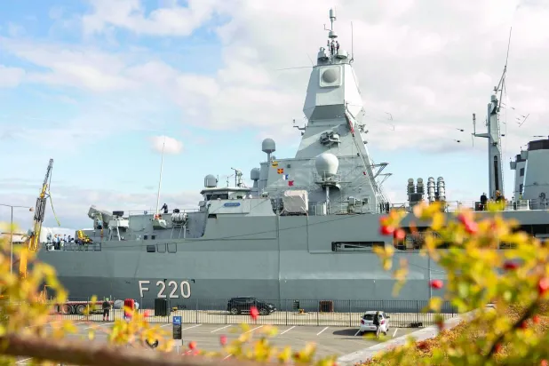 فرقاطة ألمانية راسية في ميناء بكوبنهاغن في إطار إجراءات الحماية للقمة الأوروبية المقبلة في العاصمة الدنماركية (أ.ف.ب)