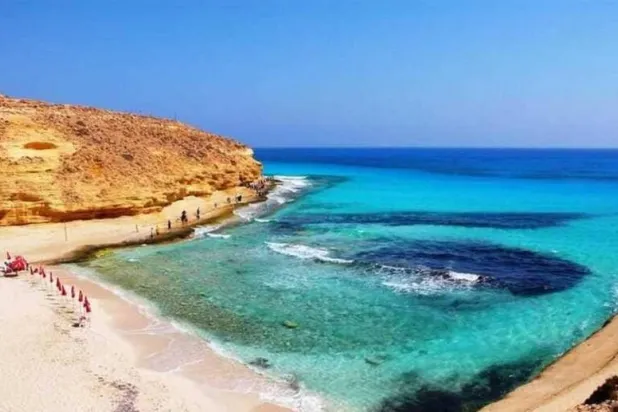 شاطئ عجيبة أشهر شواطئ مرسى مطروح (الهيئة المصرية لتنشيط السياحة)