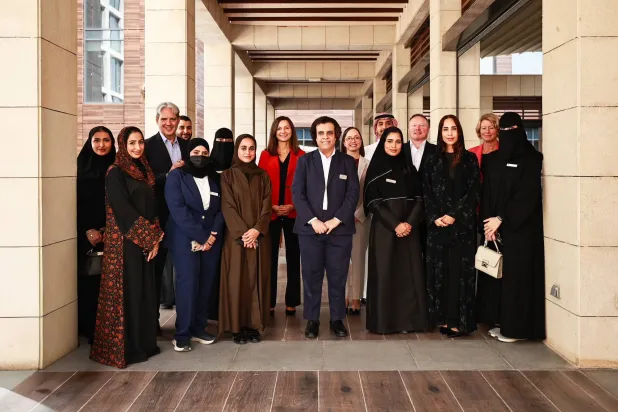 لورا فوينتيس الرئيسة التنفيذية للموارد البشرية ورئيسة إدارة التوريد في «هيلتون» مع الكوادر الوطنية في السعودية