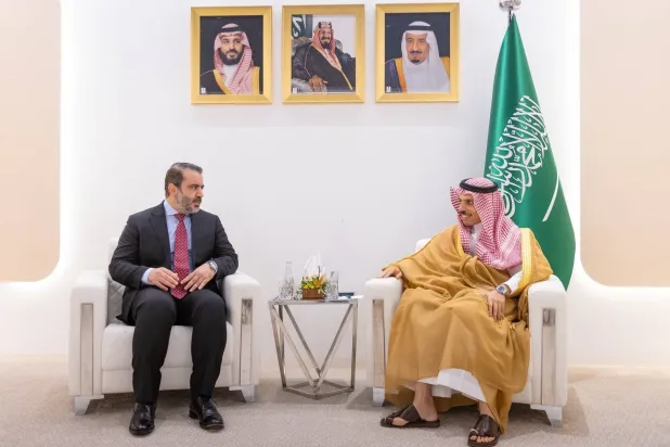 فيصل بن فرحان والشيباني يبحثان جهود دعم أمن سوريا واقتصادها