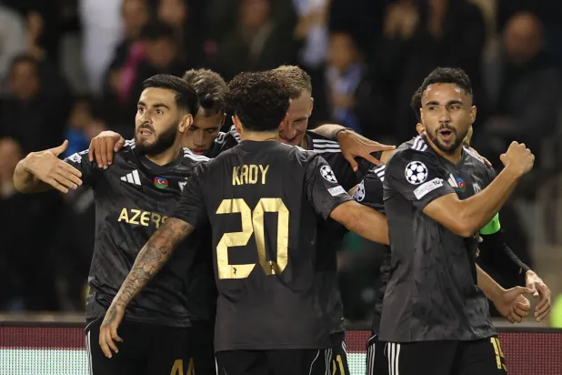 لاعبو كاراباك يحتفلون بالهدف الثاني (أ.ف.ب)