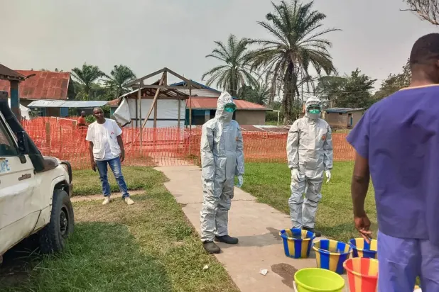 Sınır Tanımayan Doktorlar tarafından yayımlanan bir fotoğrafta, Demokratik Kongo Cumhuriyeti'ndeki Ebola tedavi merkezinin dışındakiler görülüyor (AP)
