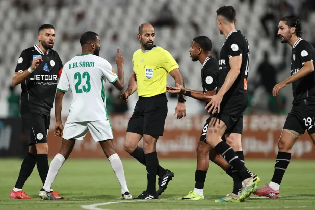 نقاش بين لاعبي الفريقين والمدرب خلال المباراة (تصوير: سعد العنزي) 