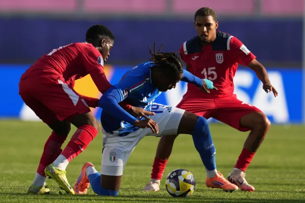 من المباراة التي جمعت إيطاليا وكوبا (أ.ب)