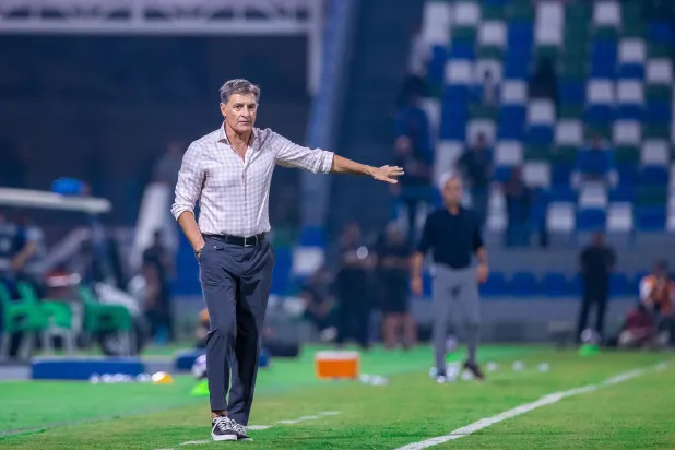 غونزاليس يوجه لاعبيه خلال مباراة الفتح (تصوير: عيسى الدبيسي)